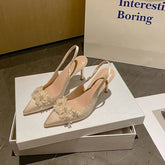 Neue seidene Champagner-High Heels mit dünnen Absätzen, spitzer Zehenbereich, flacher Mund, zurück, hohl, französische Sandalen, Perlenblume, Hochzeitsschuhe